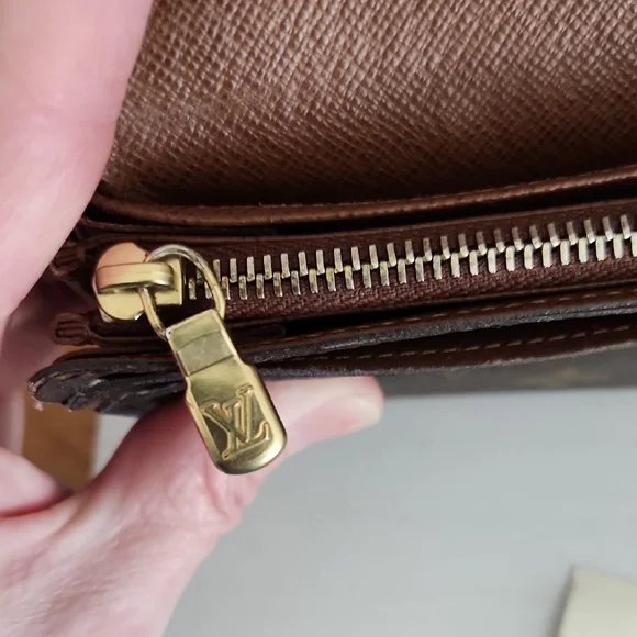Louis Vuitton Monogram Sarah Wallet - Picture 15 of 16